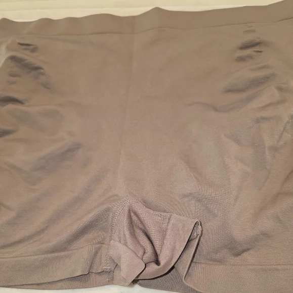 Seamless Tan Shapewear Shorts By Underwhere Size 3X NWOT - Picture 3 of 6